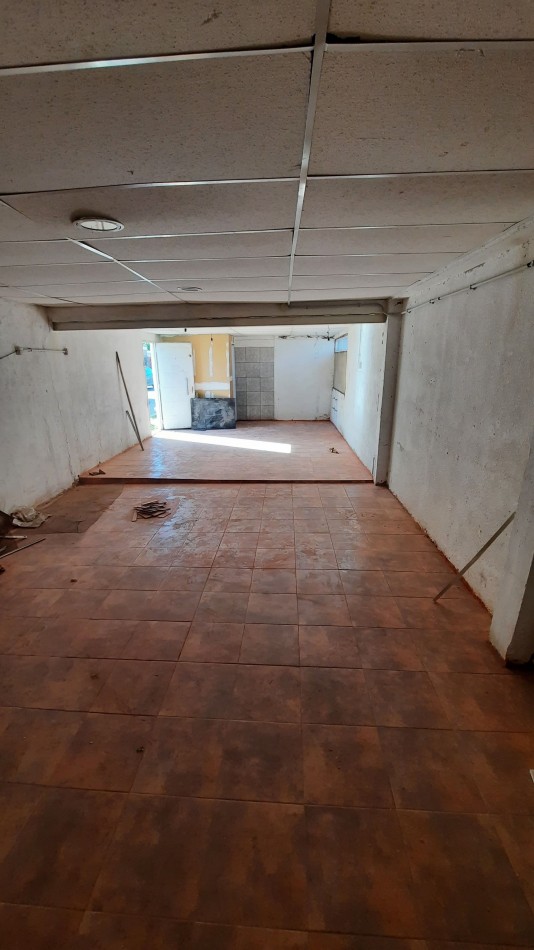 Casa de 2 dormitorios y Local comercial en esquina en Del Forno 131