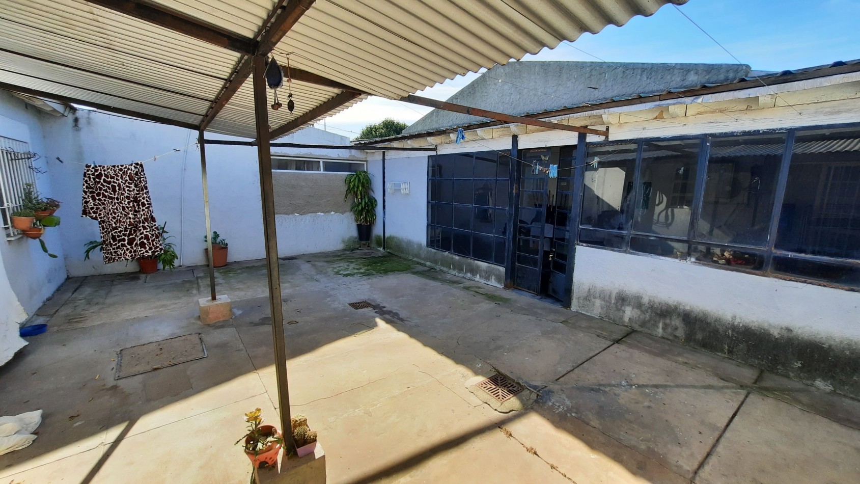 Casa de 2 dormitorios y Local comercial en esquina en Del Forno 131