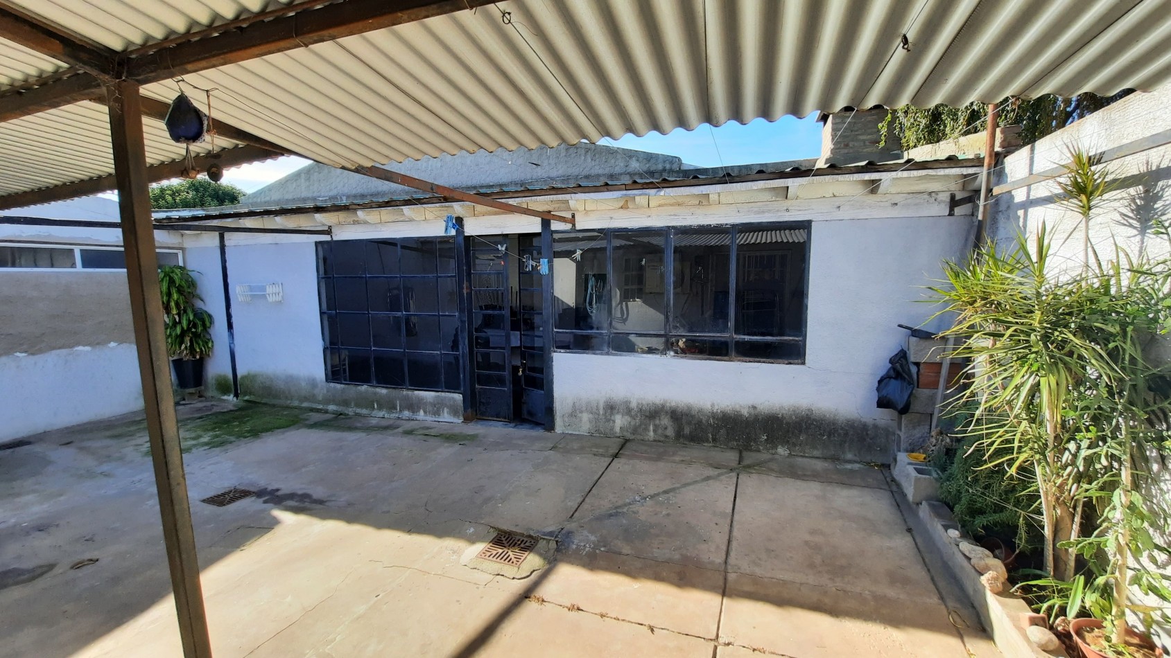 Casa de 2 dormitorios y Local comercial en esquina en Del Forno 131