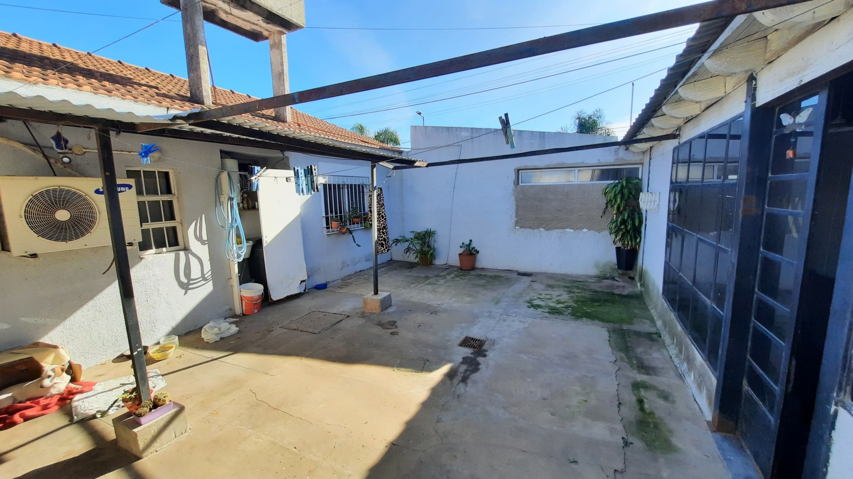 Casa de 2 dormitorios y Local comercial en esquina en Del Forno 131