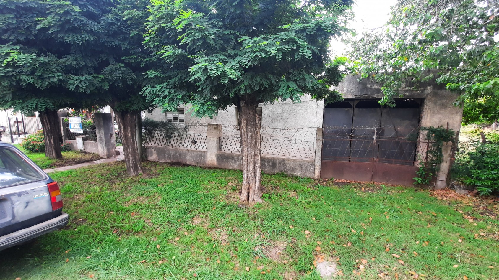 Amplio Lote con casa a reciclar en Campos Salles