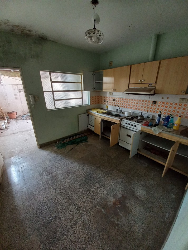 Depto. de 2 dormitorios con cochera en Lavalle 692