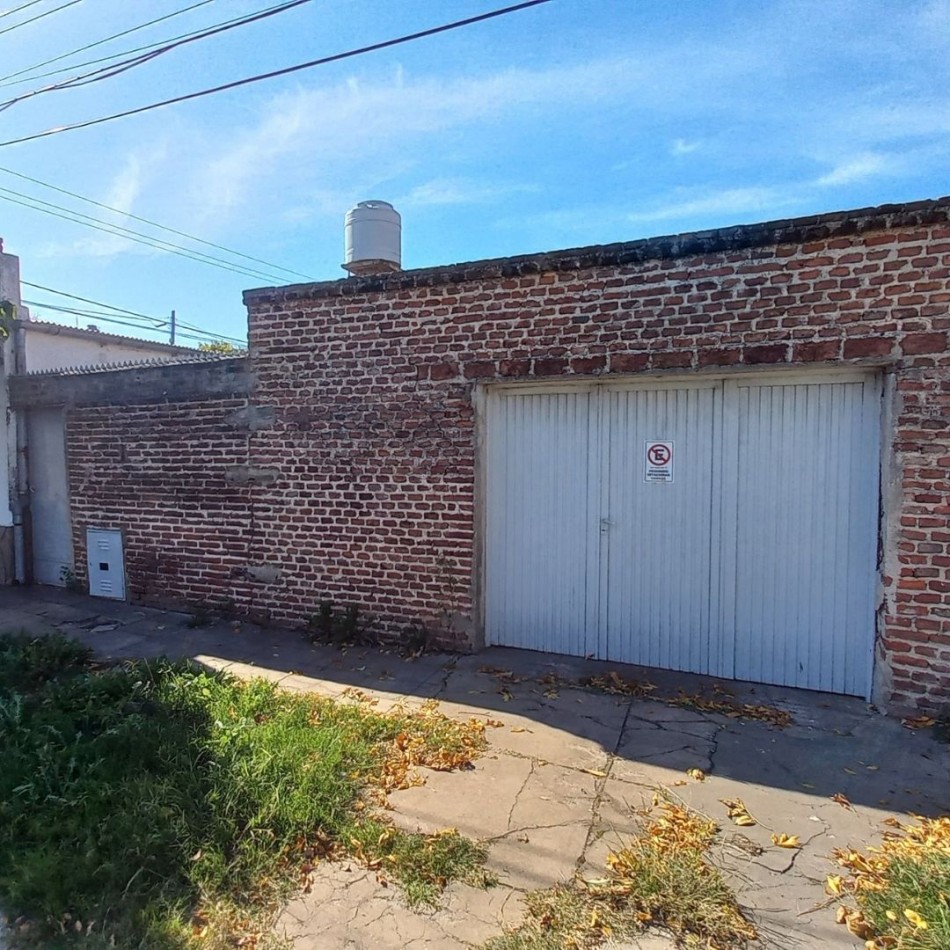 Casa de dos dormitorios ubicada en la esquina de Pringles y Brown, San Nicolas.