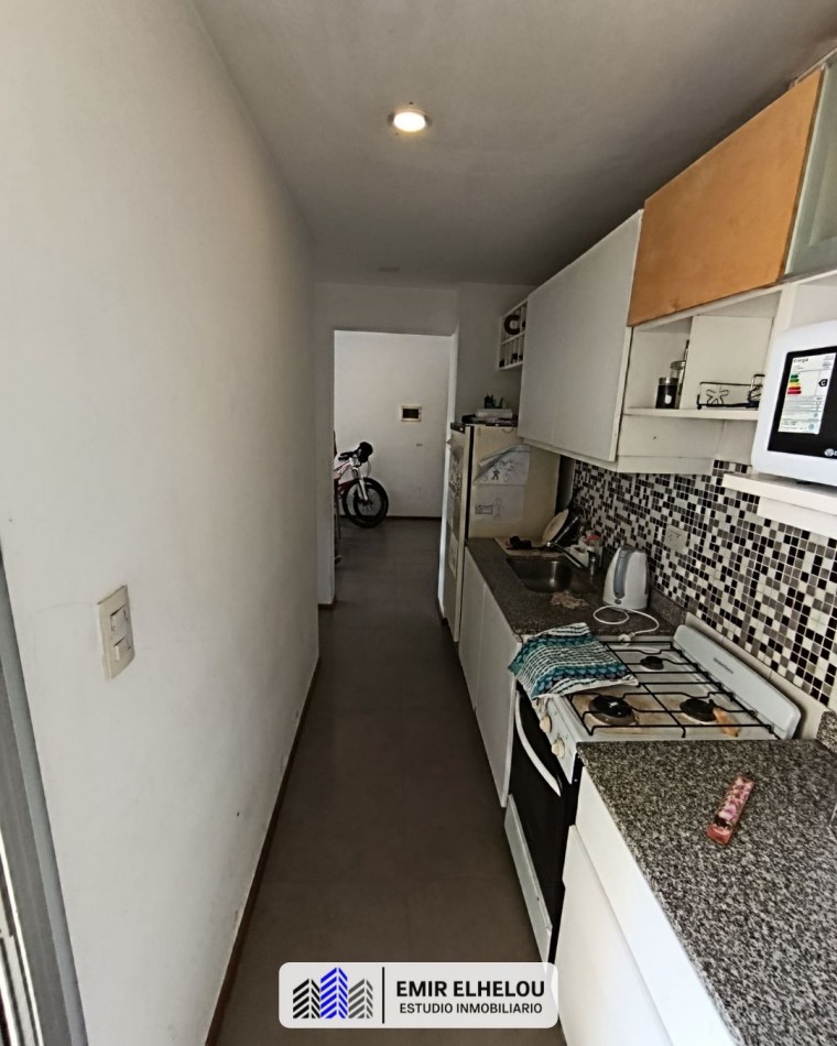 Departamento de un dormitorio con cochera en Roca y Garibaldi