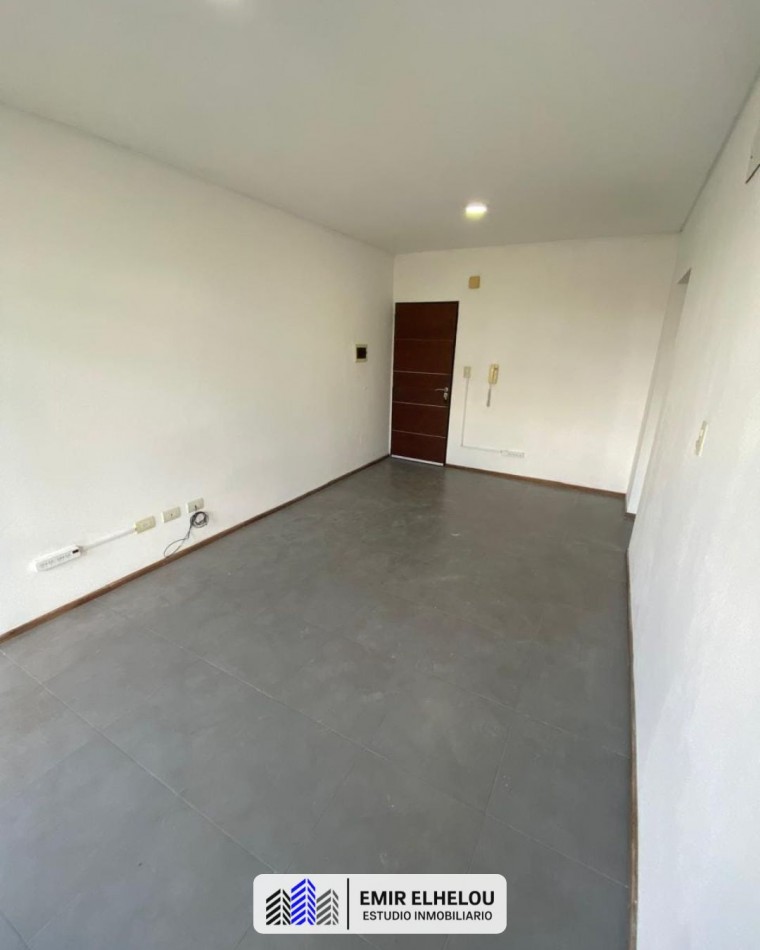 Departamento de un dormitorio con cochera en Roca y Garibaldi