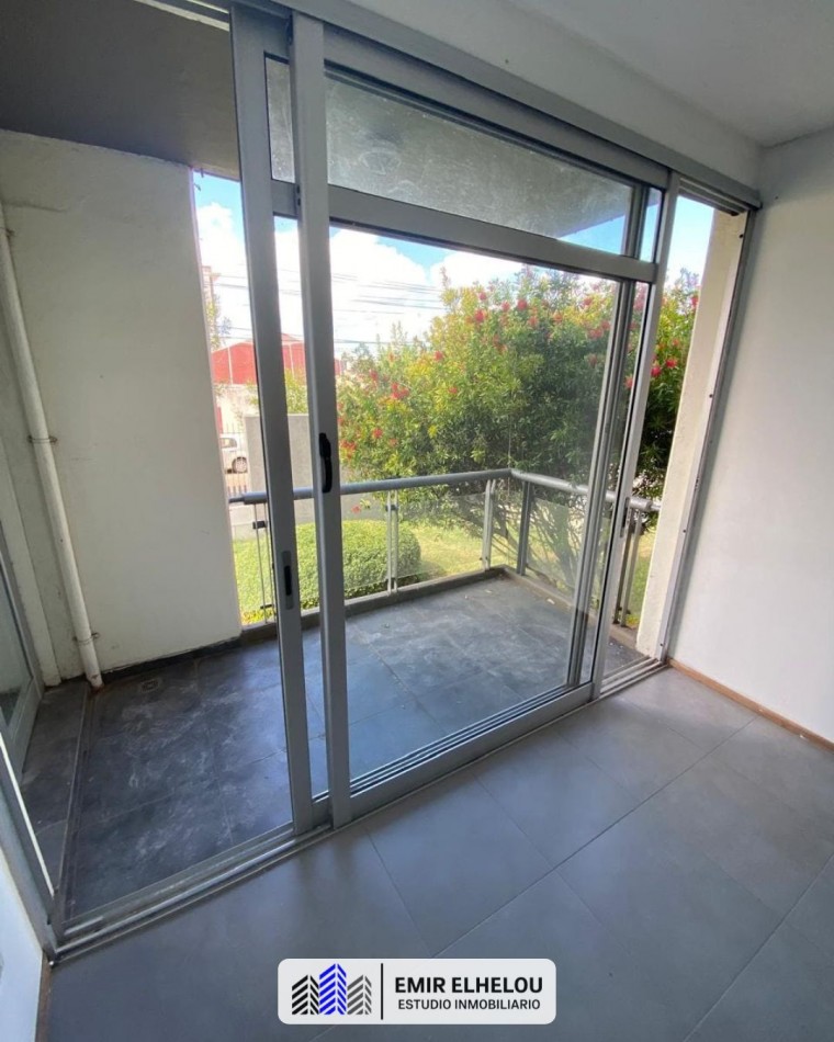 Departamento de un dormitorio con cochera en Roca y Garibaldi