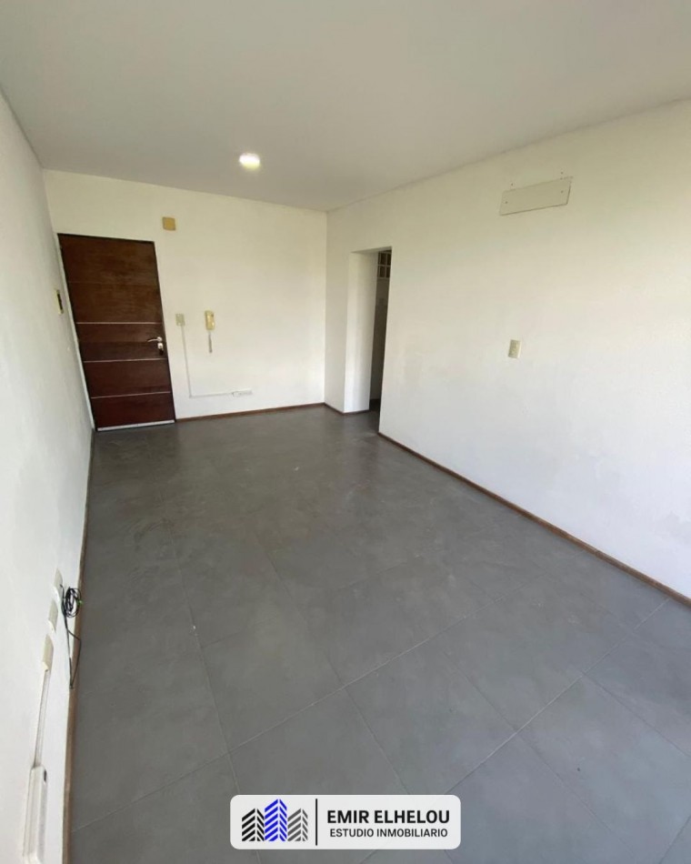 Departamento de un dormitorio con cochera en Roca y Garibaldi