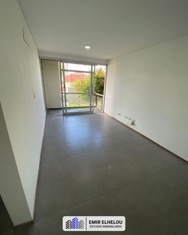 Departamento de un dormitorio con cochera en Roca y Garibaldi