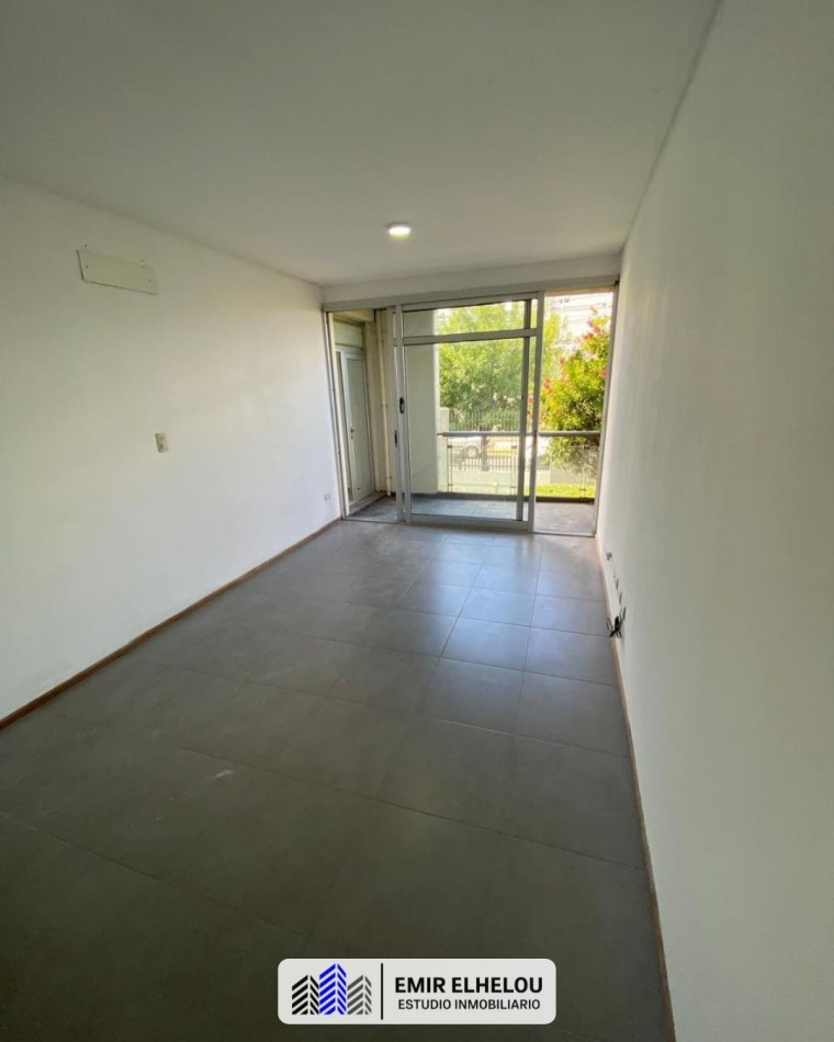 Departamento de un dormitorio con cochera en Roca y Garibaldi