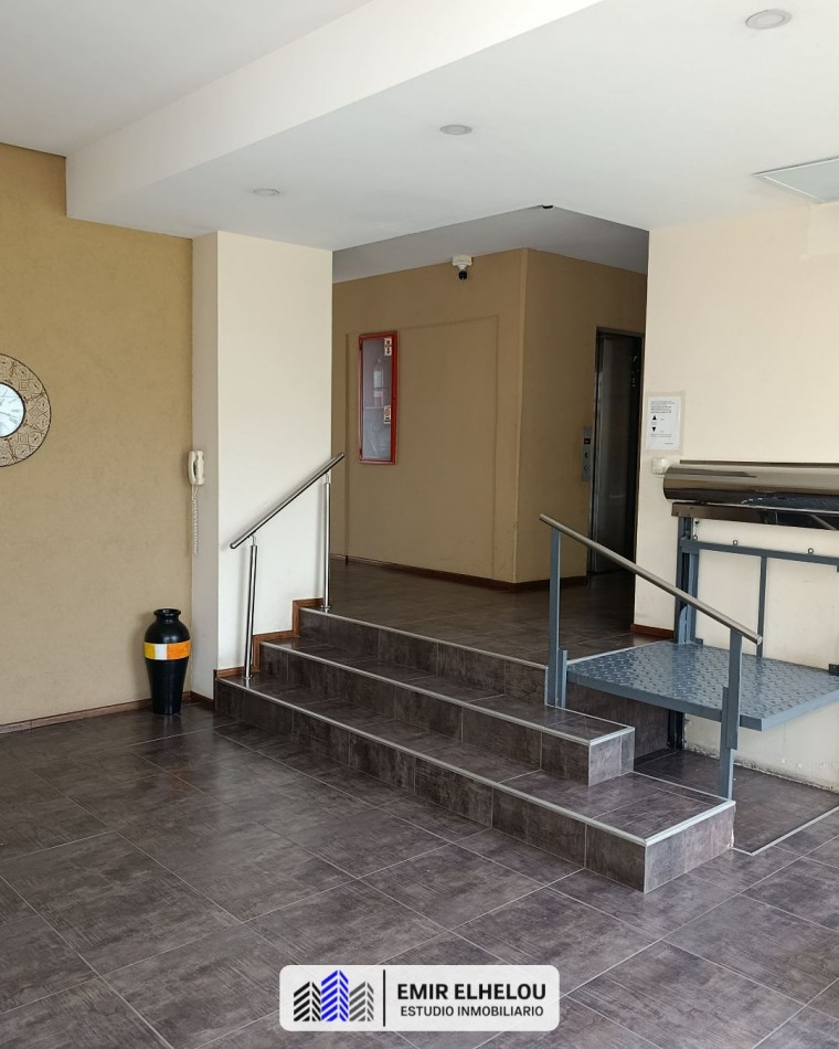 Departamento de un dormitorio con cochera en Roca y Garibaldi