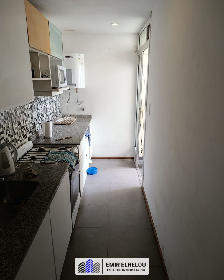 Departamento de un dormitorio con cochera en Roca y Garibaldi