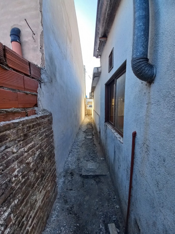 Casa a reciclar de 2 dormitorios, mas depto. en Barrio Quimica