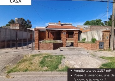 Dos casas y pileta en gran lote en Echeverria al 400
