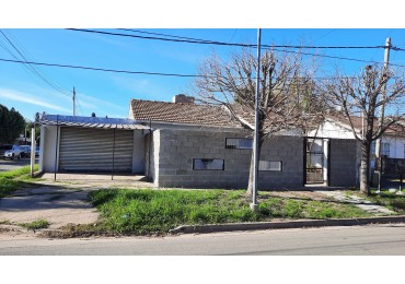 Casa de 2 dormitorios y Local comercial en esquina en Del Forno 131