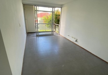 Departamento de un dormitorio con cochera en Roca y Garibaldi